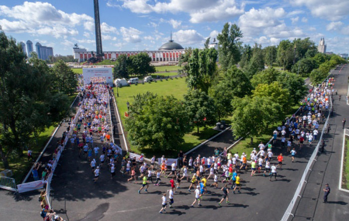 Соединяя столицы. Бег на Поклонной горе. Спортивная район фестиваль сверху. Рждран. Rzdrun.